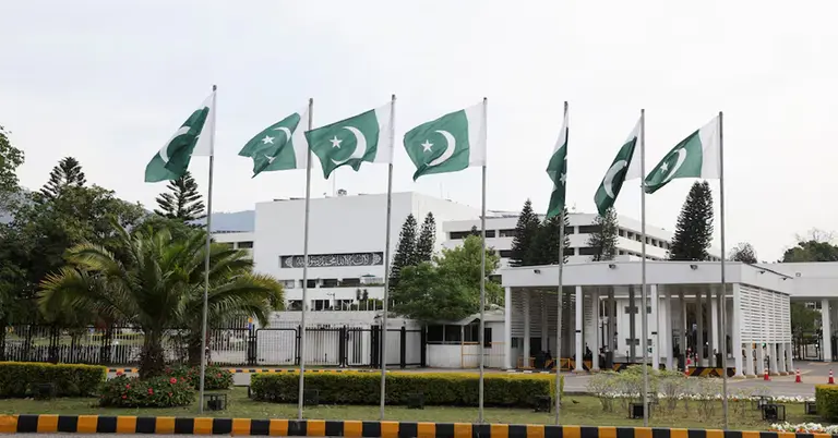 ইসলামাবাদে সংসদ ভবনের কাছে পাকিস্তানি পতাকা উড়ছে